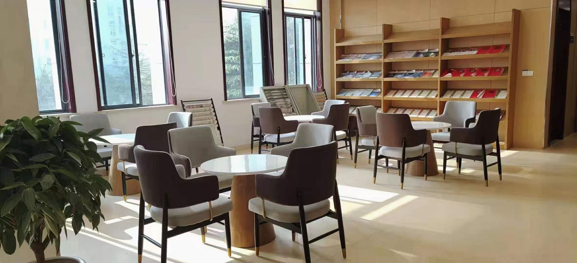 展柜展架 严格执行 生产标准 鸿泰名办公家具专业生产设计